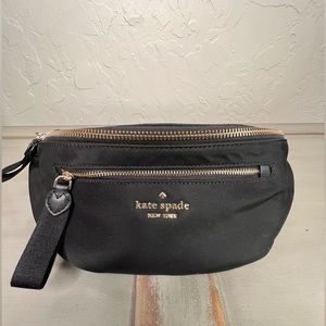 Vacation ready with this Kate Spade belt bag. Fashionable, functional and fun!